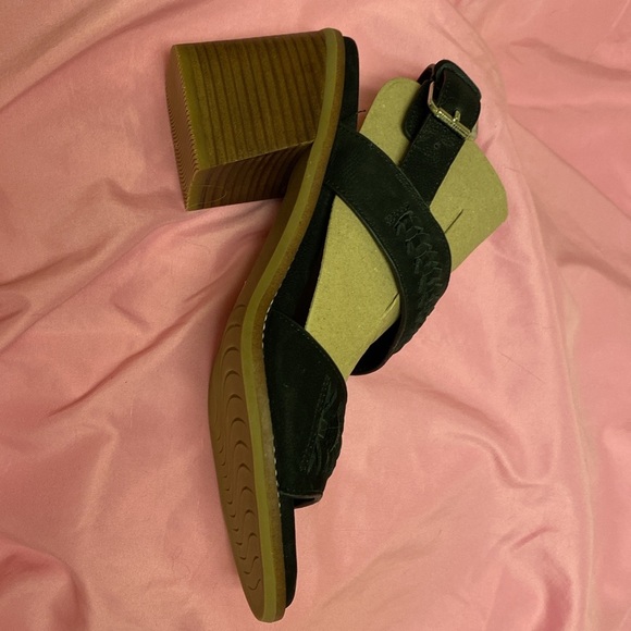 Anty Round Toe Stacked Heel Dress Sandals - 10M - Picture 3 of 6